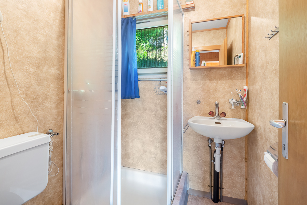 Kompaktes Badezimmer mit Dusche und Waschbecken