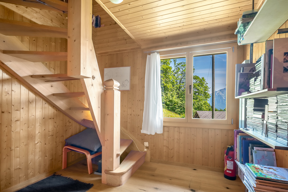 Holzvertäfelter Raum mit Treppe und Fensterblick