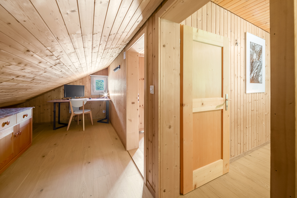 Dachgeschosszimmer mit Holzverkleidung