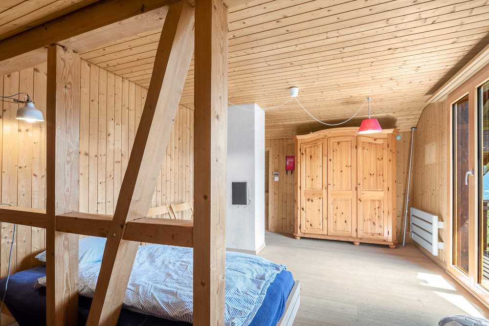 Holzschlafraum mit Schrank und Tageslicht