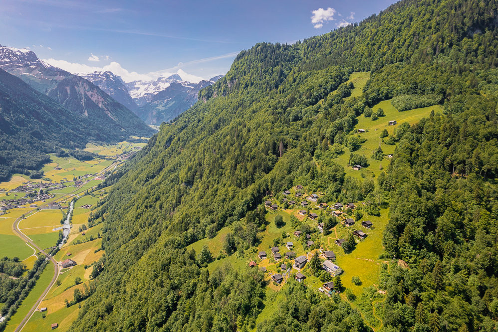 Alpenlandschaft mit Tal und Berghang