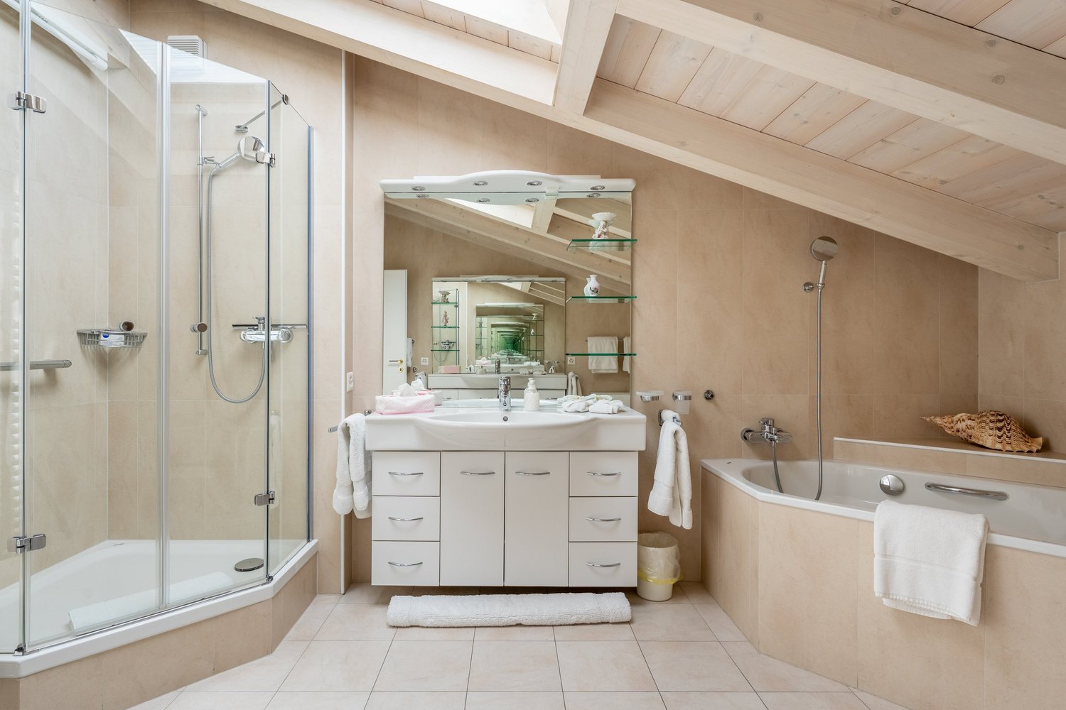 Helles Dachbad mit Dusche und Wanne
