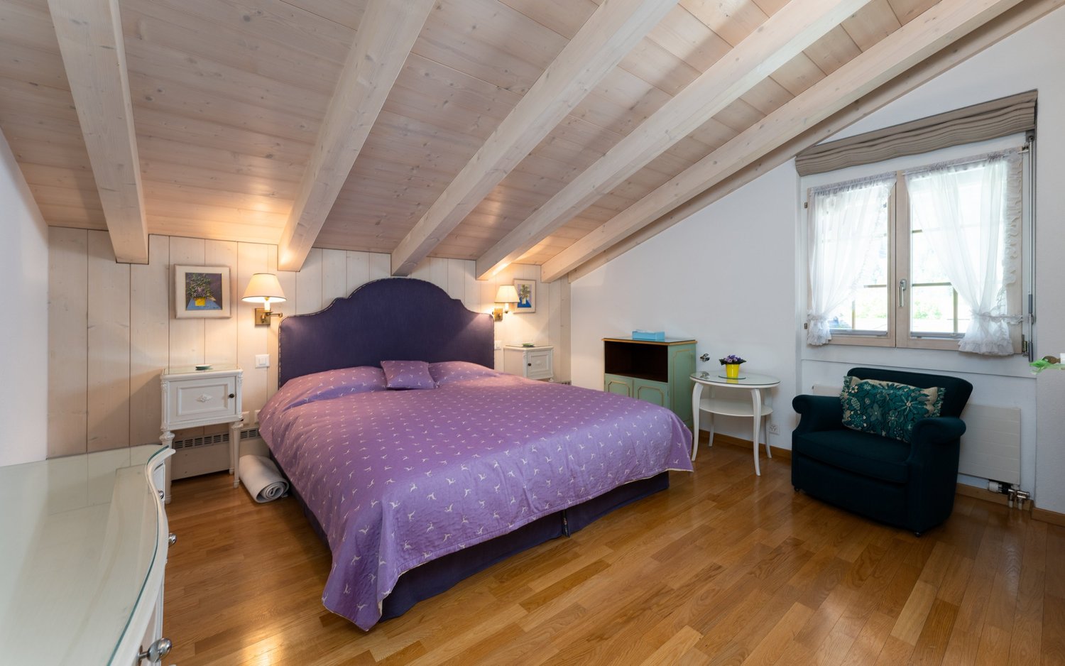 Gemütliches Dachgeschoss-Schlafzimmer mit Holzbalkendecke