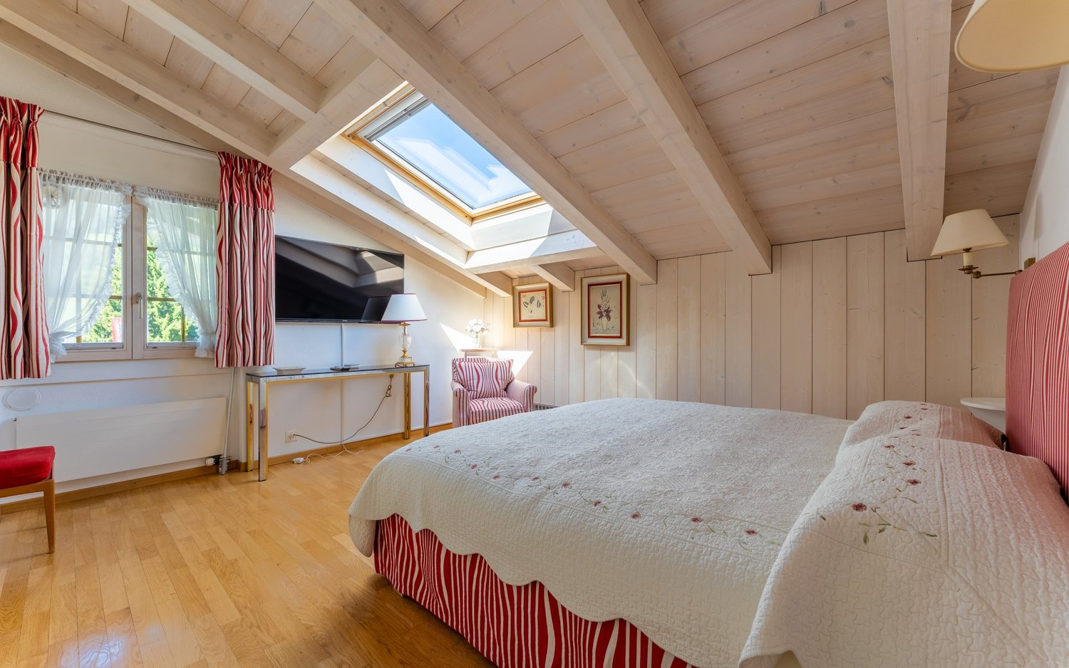 Helles Dachgeschoss-Schlafzimmer mit Dachfenster