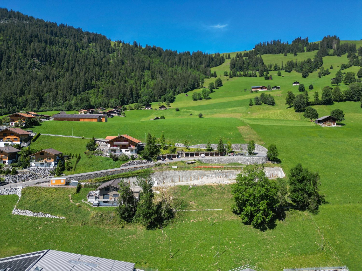 Alpine Landschaft mit verstreuten Gebäuden