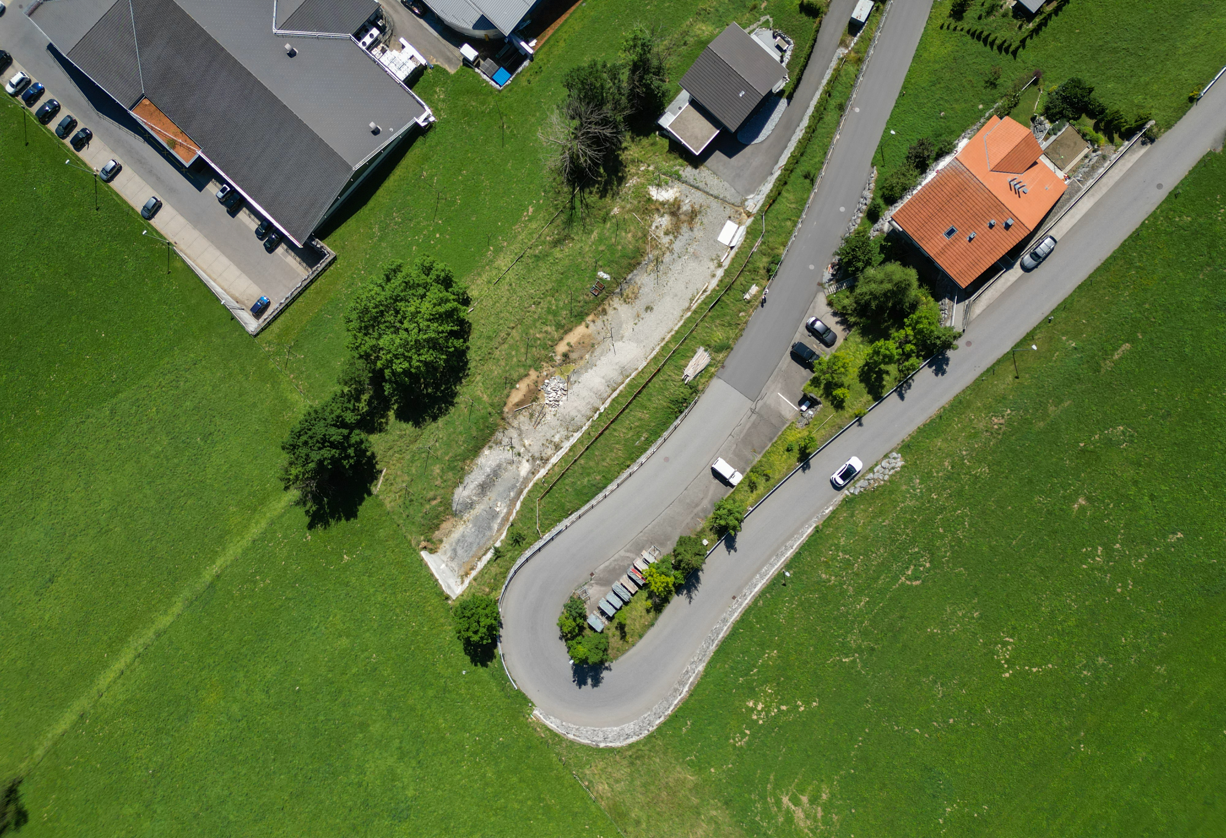 Luftaufnahme eines Grundstücks am Straßenbogen