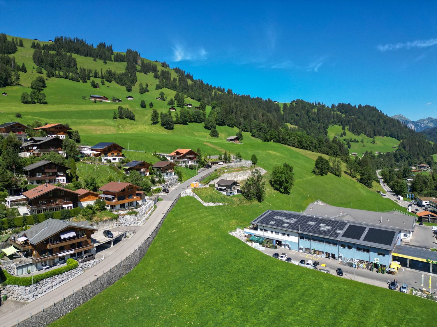 Alpines Dorf aus der Luft
