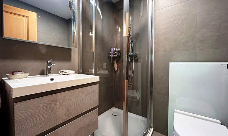 Modernes Badezimmer mit Dusche und Waschtisch