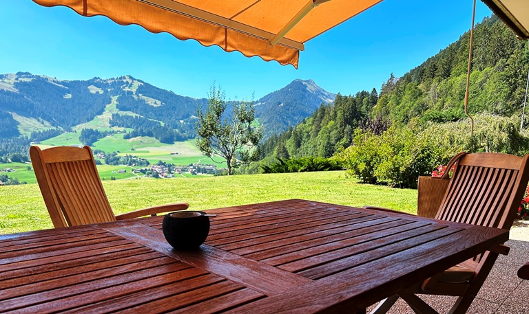 Terrasse mit Bergpanorama