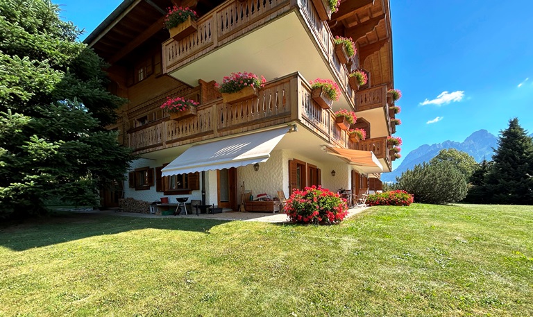 Alpines Wohnhaus mit Balkonen und Garten