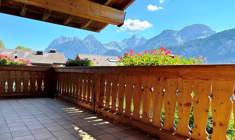 Balkon mit Bergpanorama
