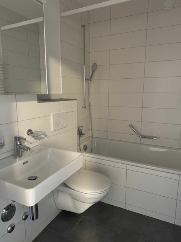 Badezimmer mit Wanne und Waschtisch