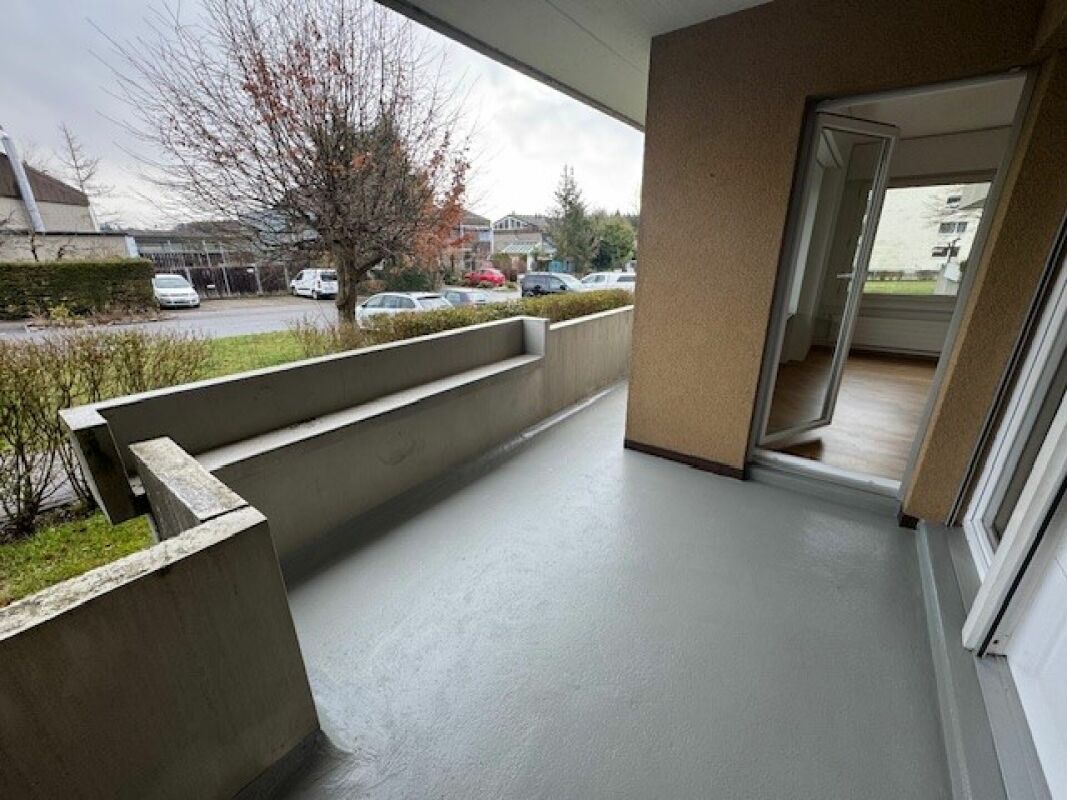 Balkon mit Blick auf die Straße