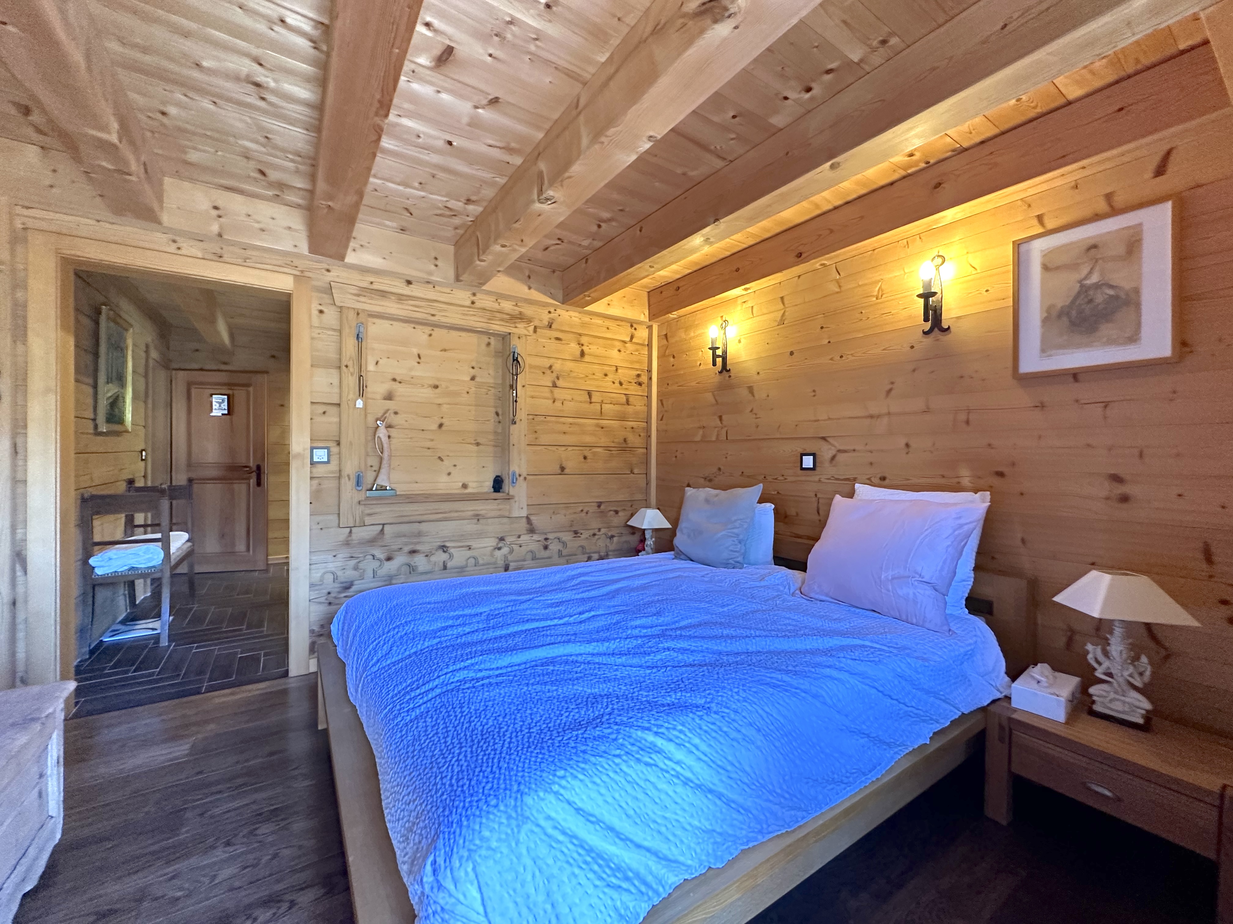 Rustikales Schlafzimmer in Holzoptik