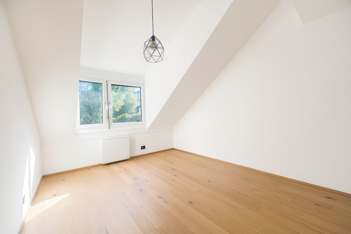 Helles, leeres Dachgeschosszimmer