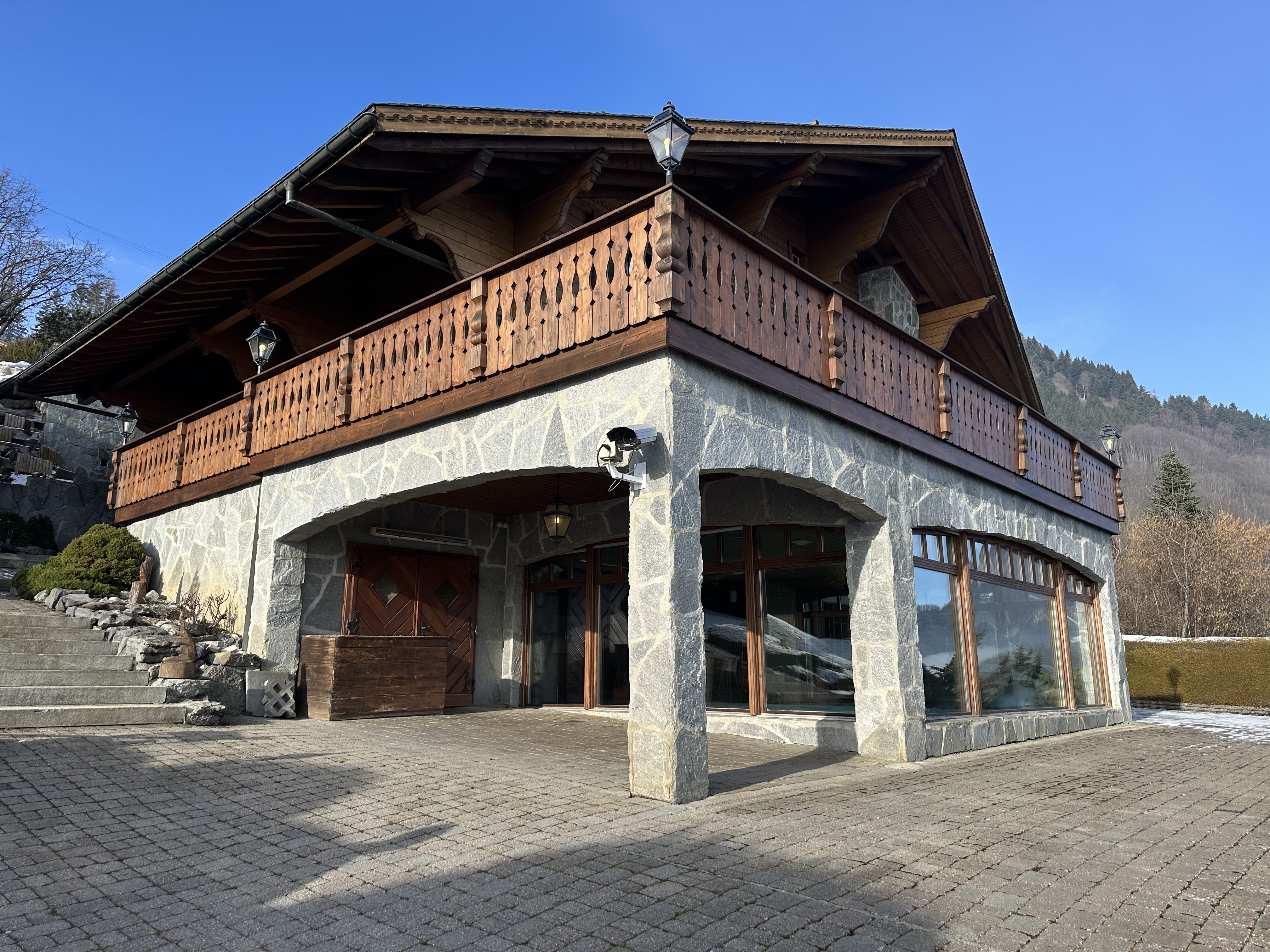 Alpines Chalet mit Stein- und Holzfassade