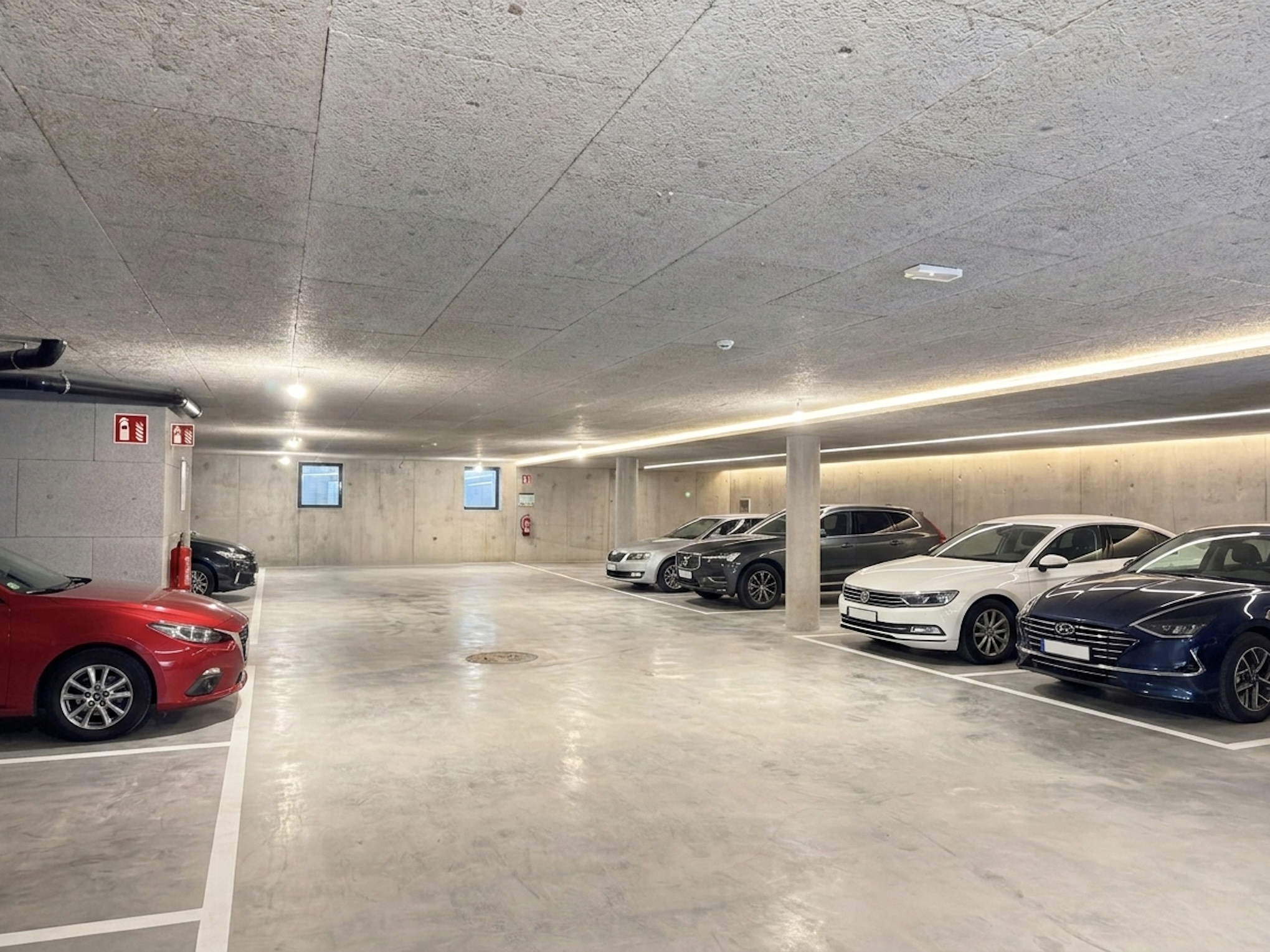 Tiefgarage mit geparkten Autos