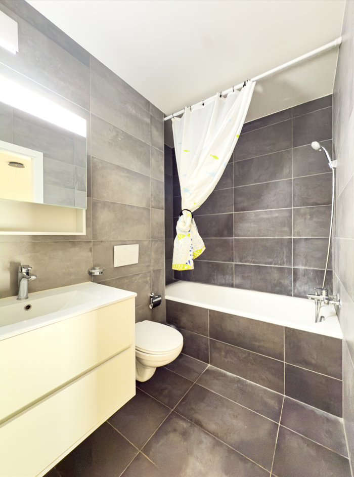 Modernes Badezimmer mit Wanne und Waschtisch