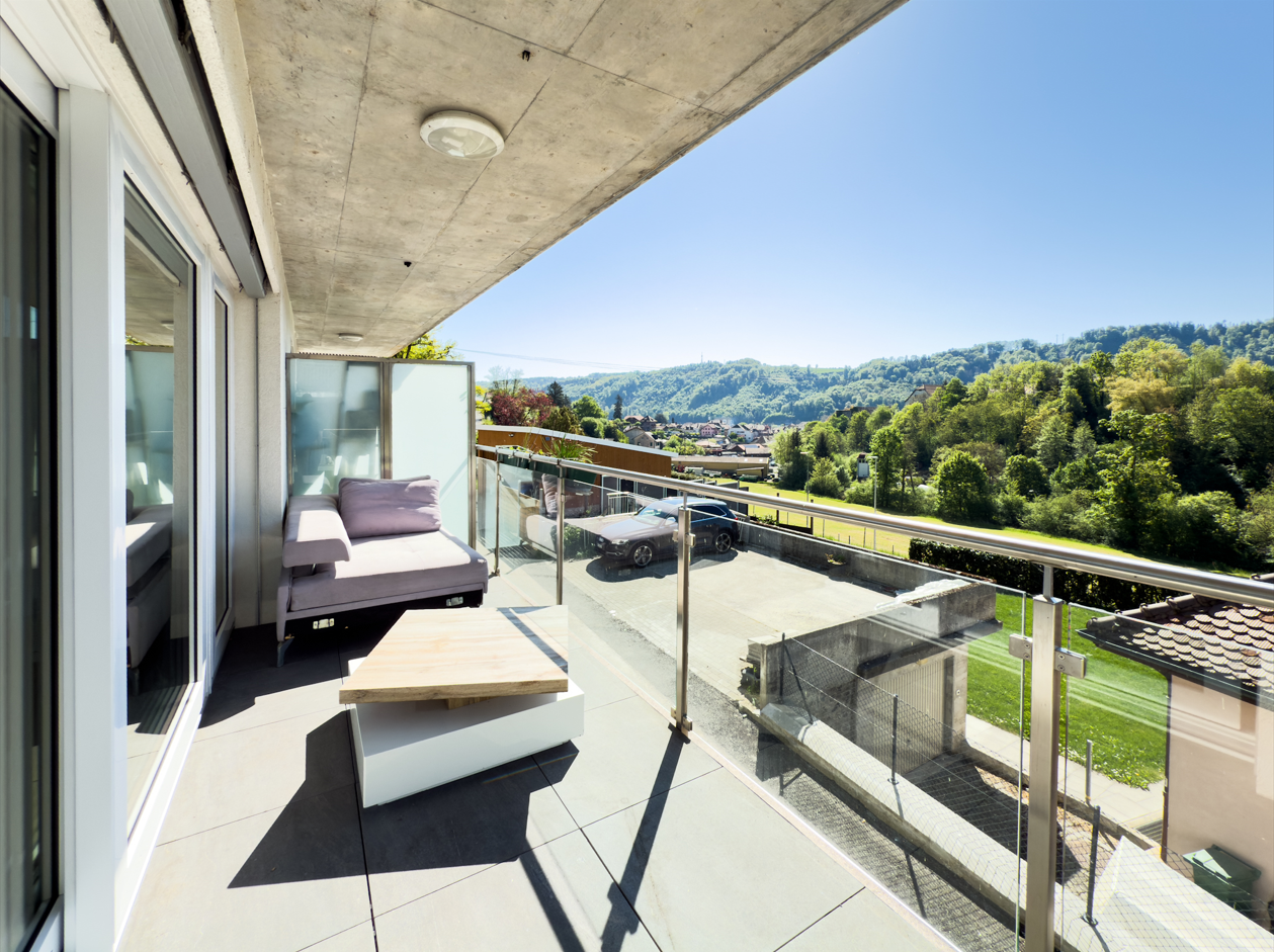 Moderne Balkonterrasse mit Panoramablick