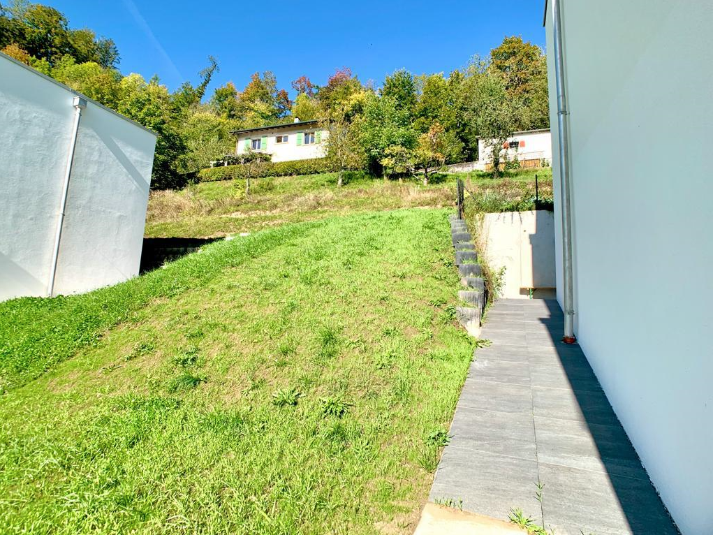 Garten- und Seitenbereich mit Hauszufahrt
