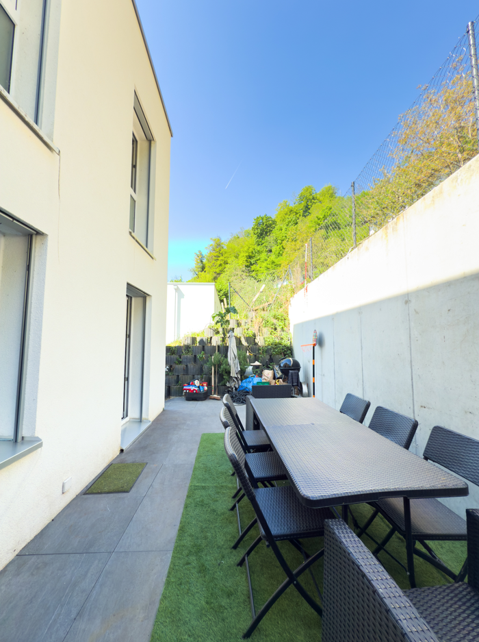 Terrasse im schmalen Innenhof
