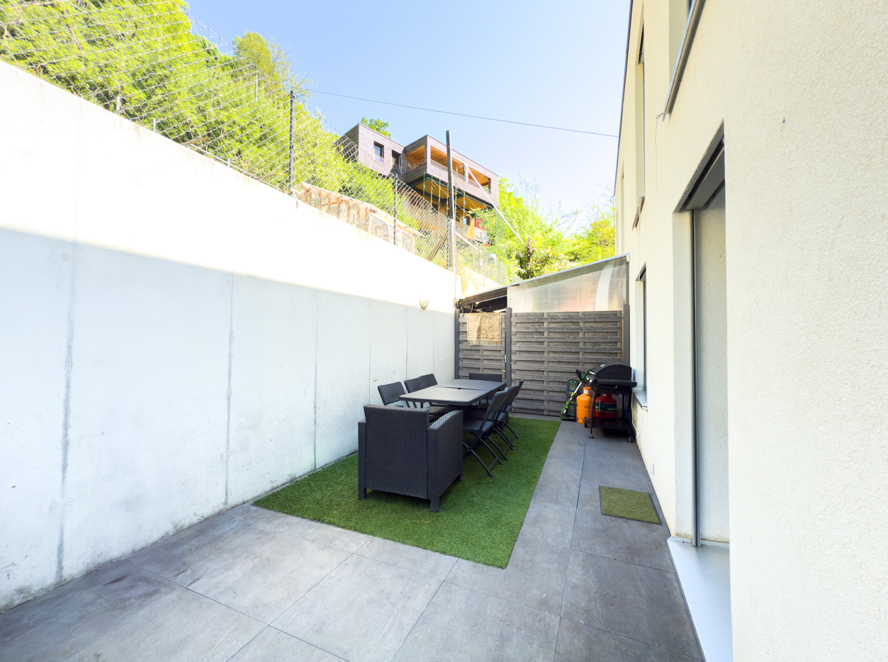 Terrasse in schmalem Innenhof
