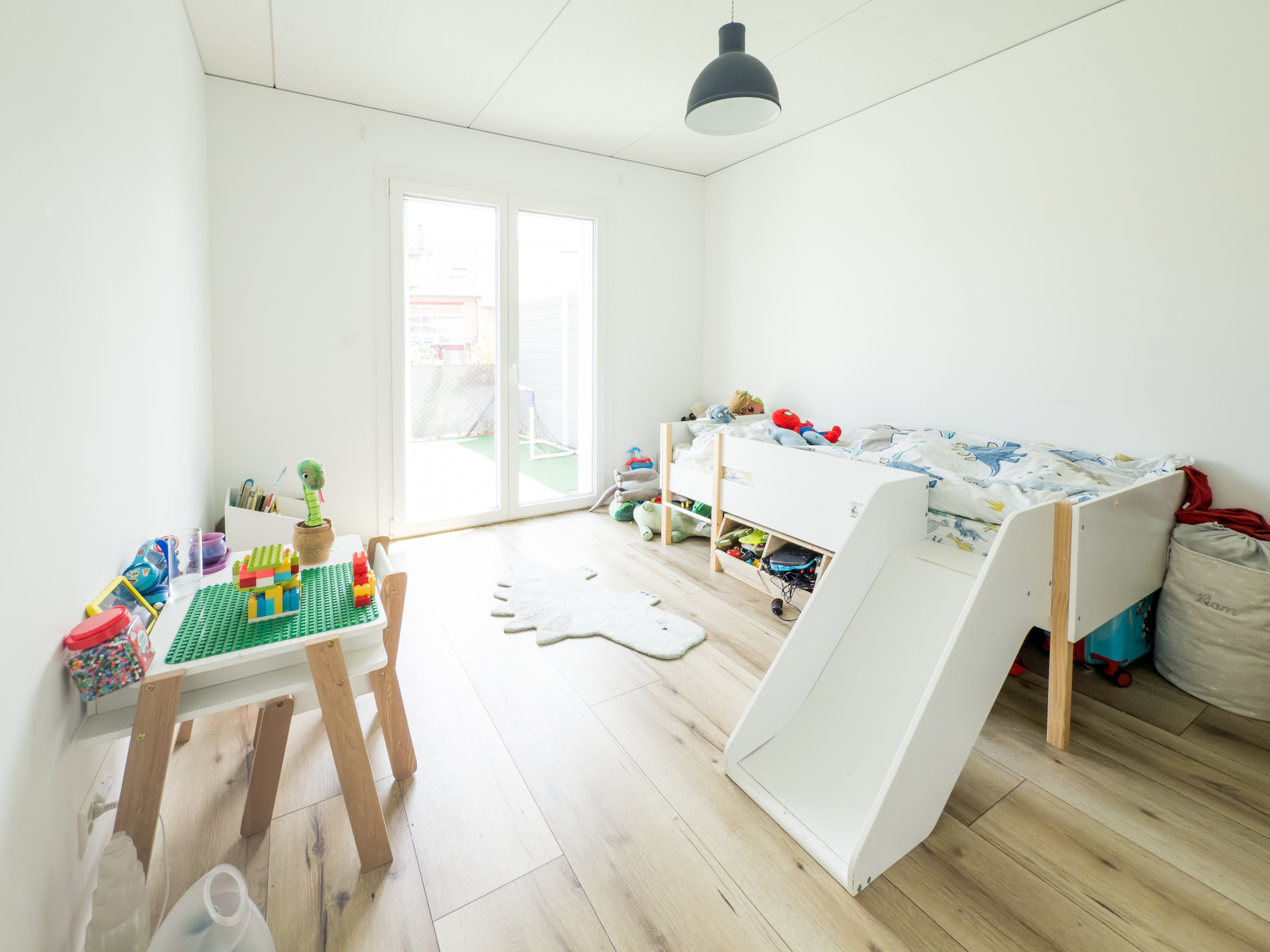 Kinderzimmer mit Spielbereich