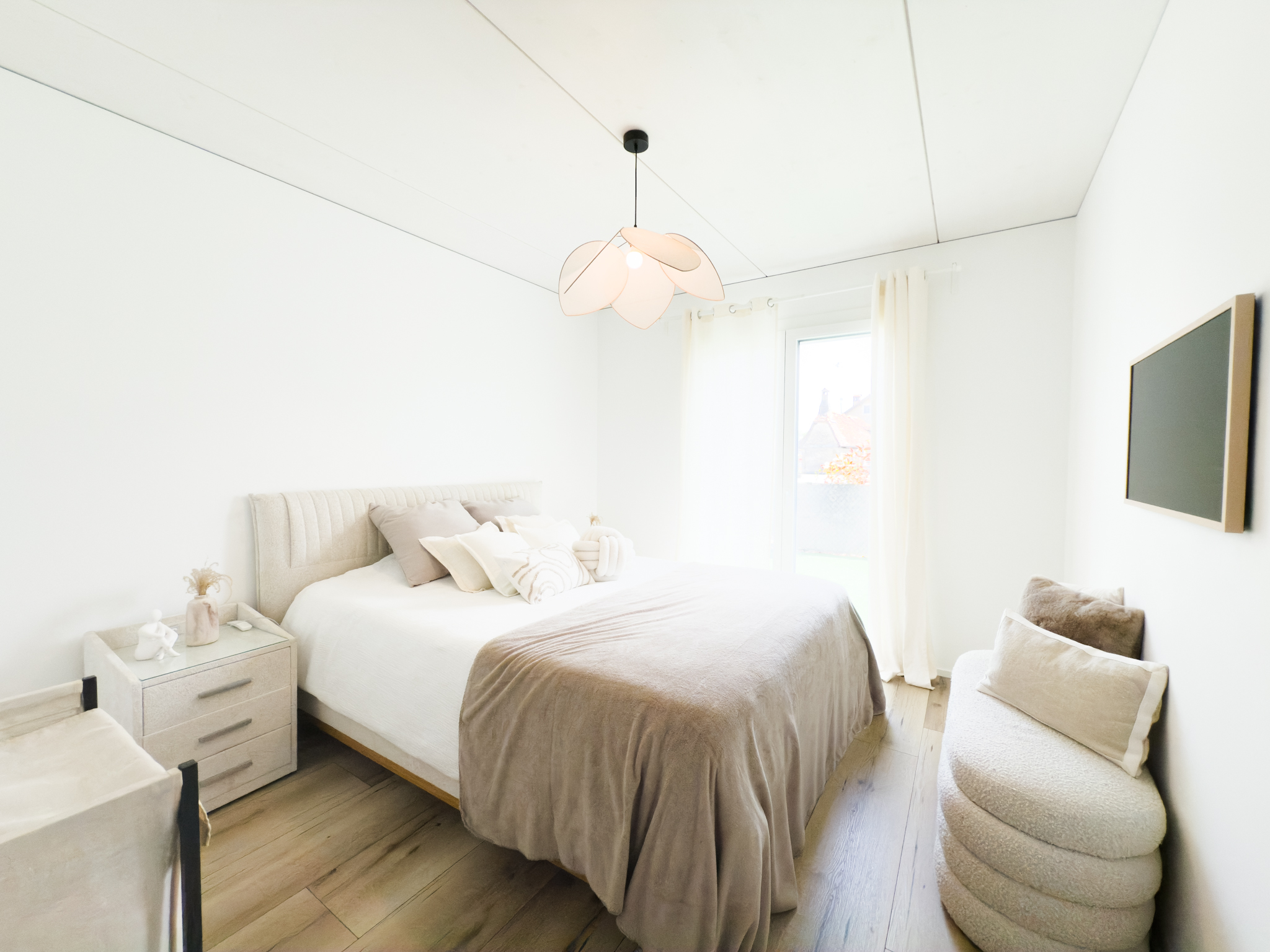 Helles, minimalistisches Schlafzimmer