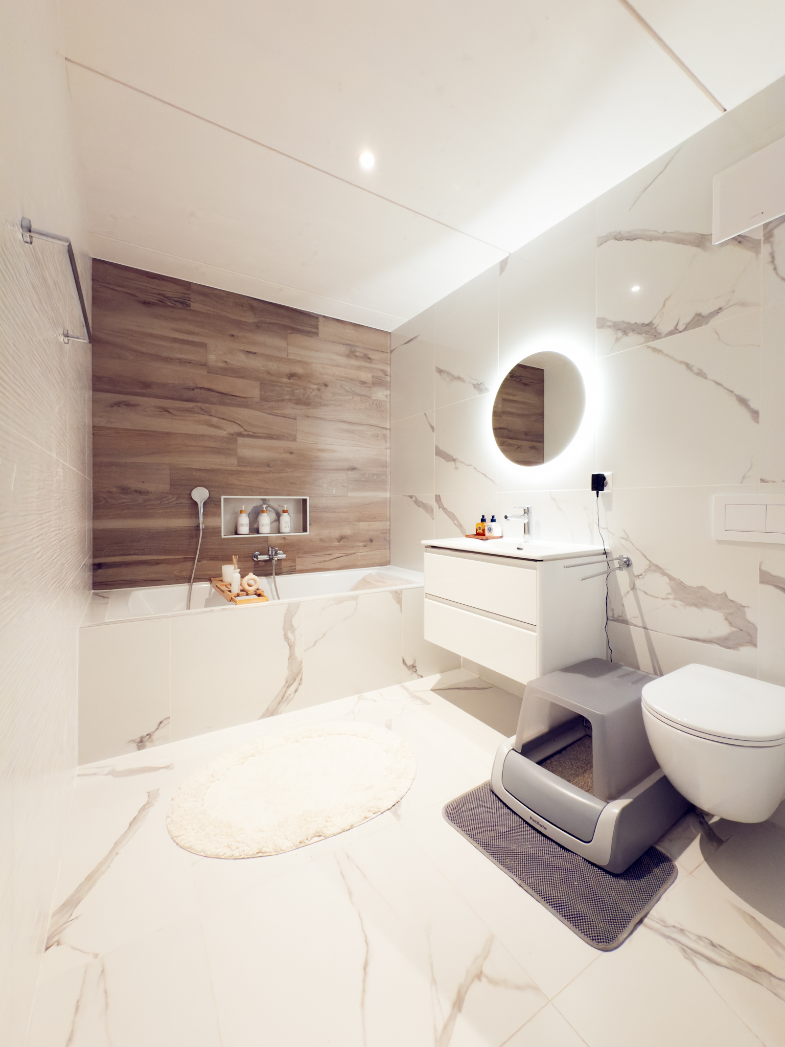 Modernes Badezimmer mit Badewanne und WC