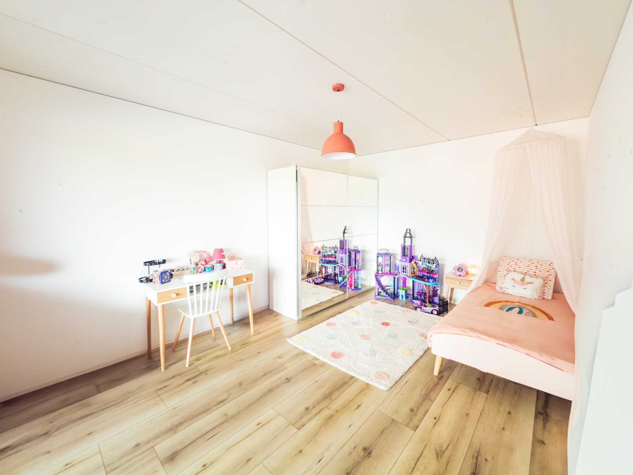 Kinderzimmer mit Tagesbett und Spielbereich
