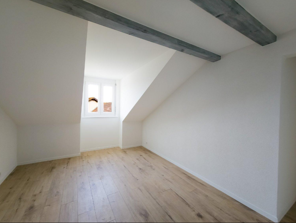 Ausgebauter Dachraum mit sichtbaren Balken