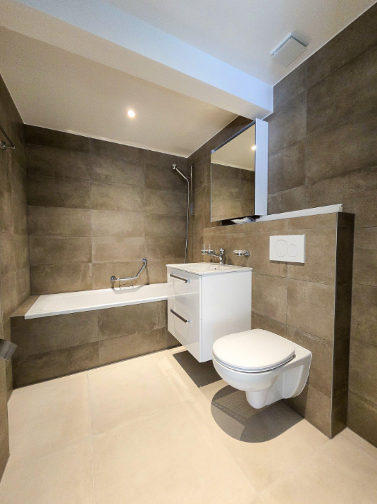 Modernes Badezimmer mit Wanne und WC
