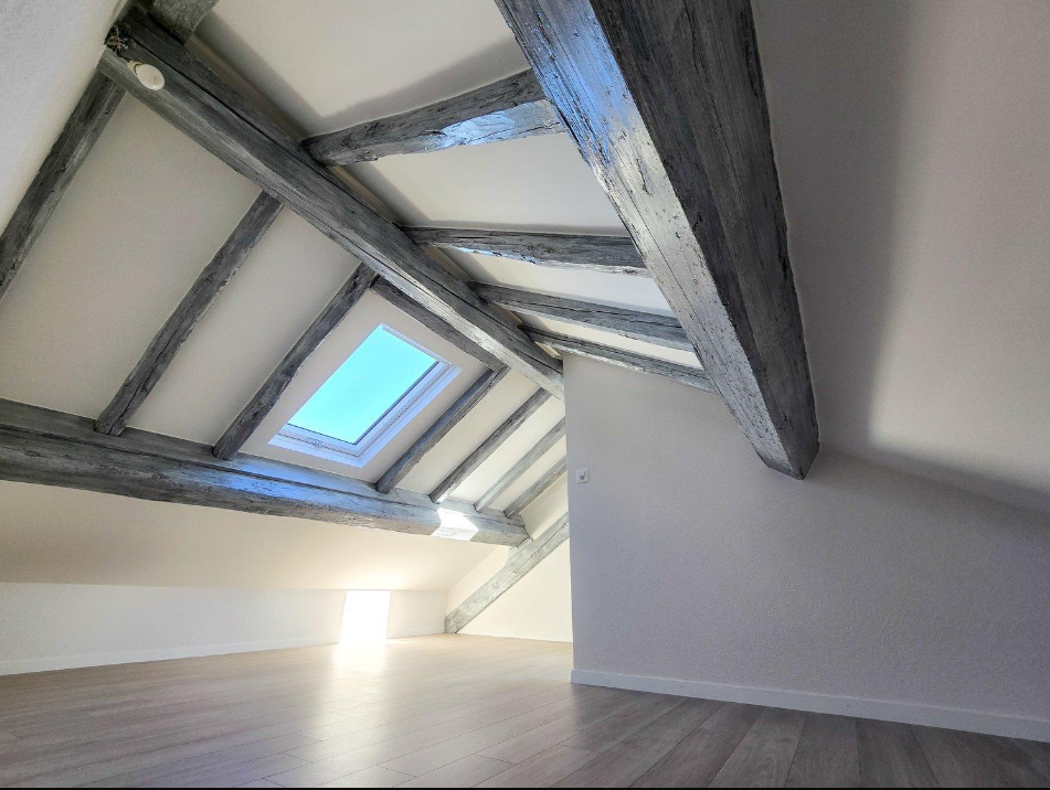 Dachgeschoss mit sichtbaren Holzbalken