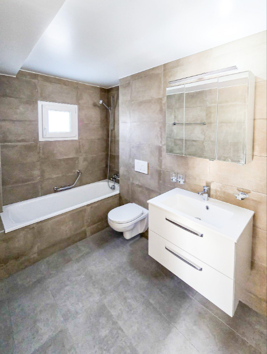 Modernes Badezimmer mit Badewanne und Waschtisch