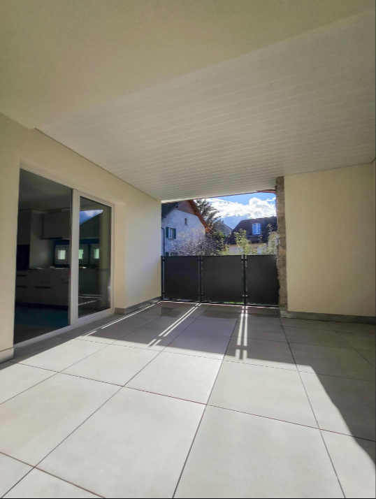 Überdachte Terrasse mit Schiebetür und Ausblick