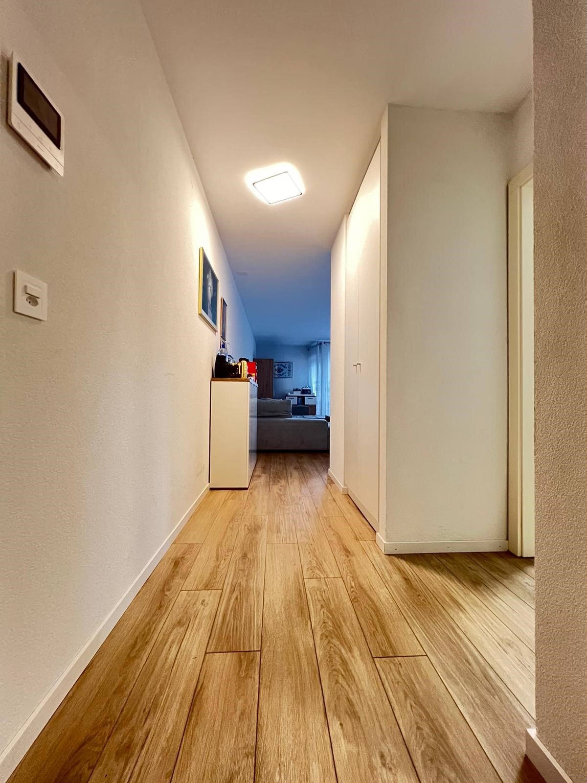 Heller Flur mit Blick ins Wohnzimmer