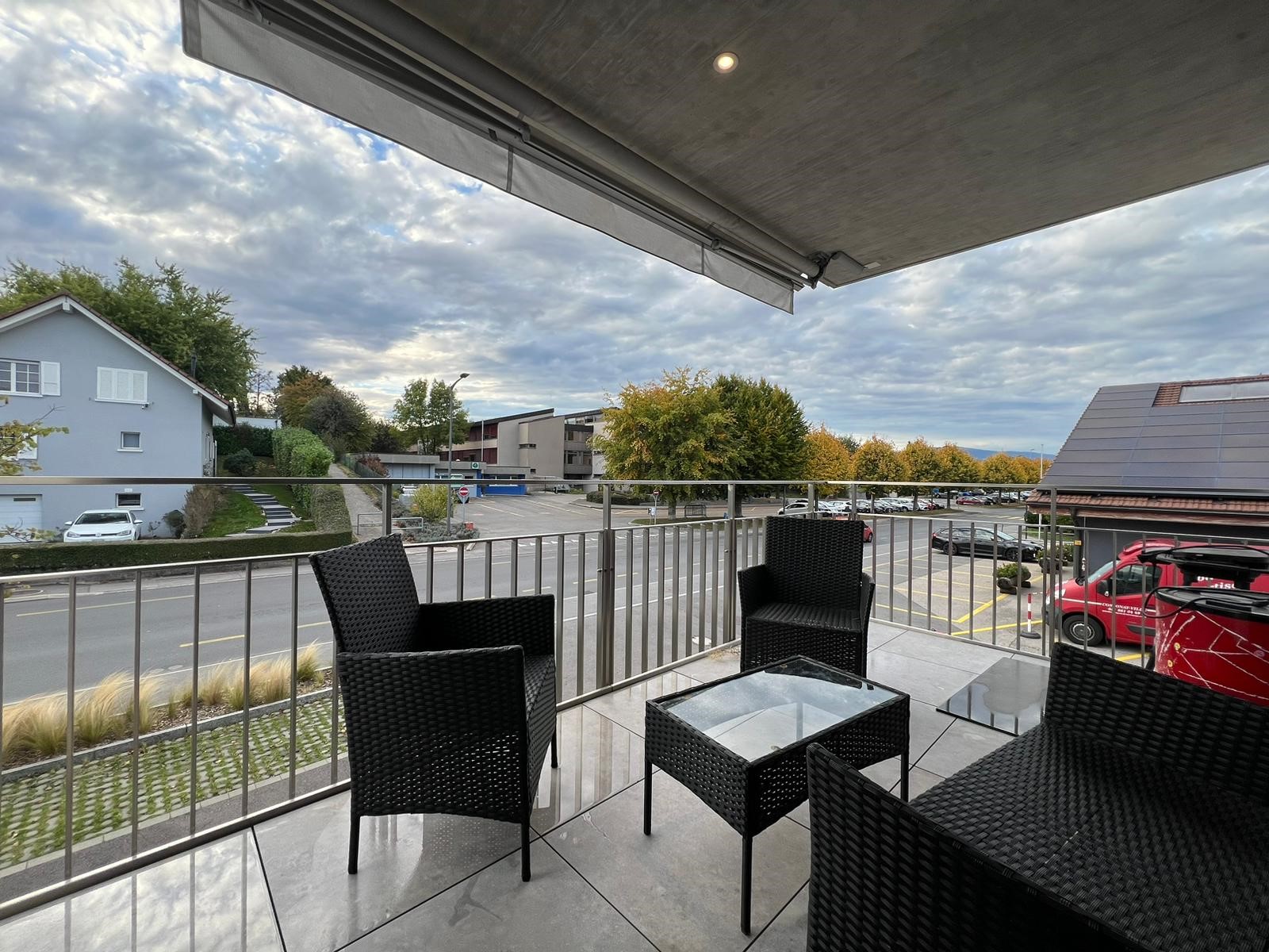 Überdachter Balkon mit Sitzgruppe