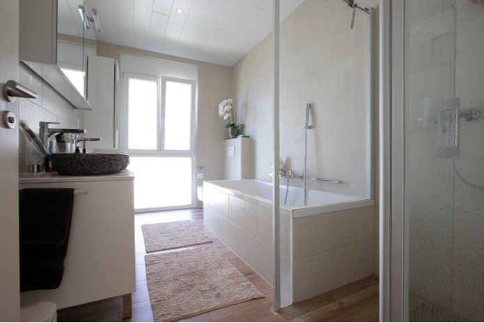 Modernes Badezimmer mit Wanne und Dusche