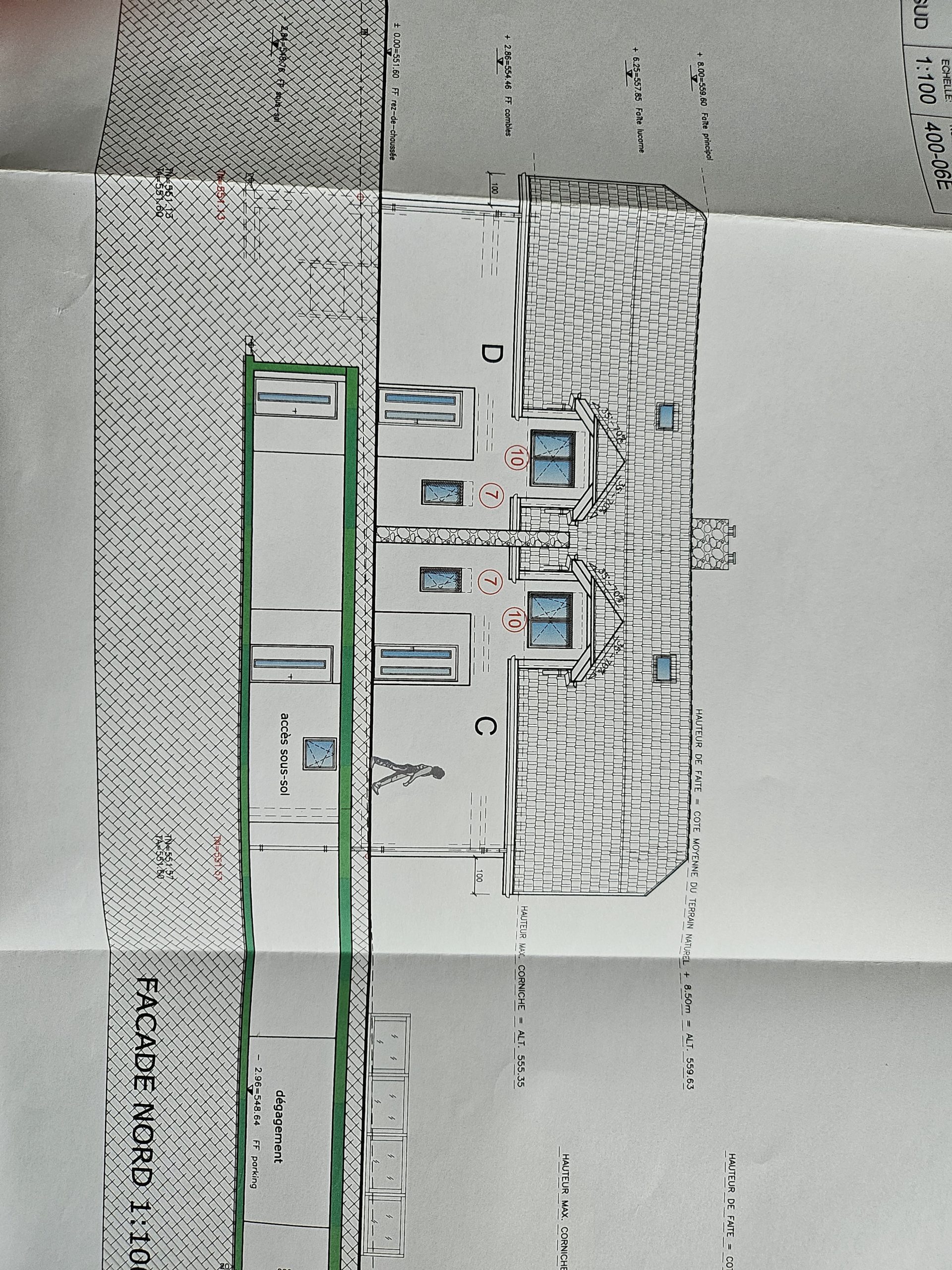Architektur-Fassade mit Kellergeschoss und Dachansicht