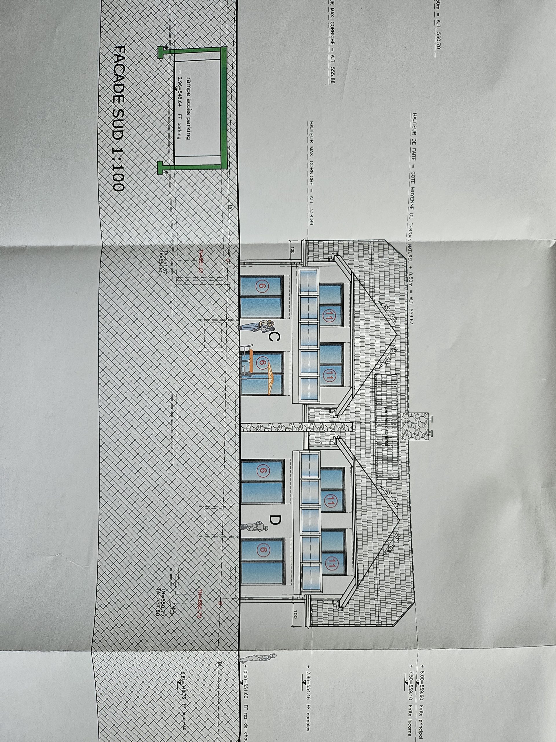 Fassadenansicht und Lageplan einer Doppelhaushälfte