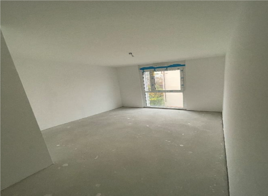 Leerer, unfertiger Innenraum mit Fenster