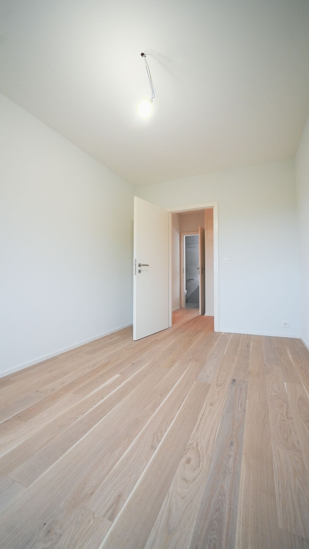 Heller leerer Raum mit Holzboden