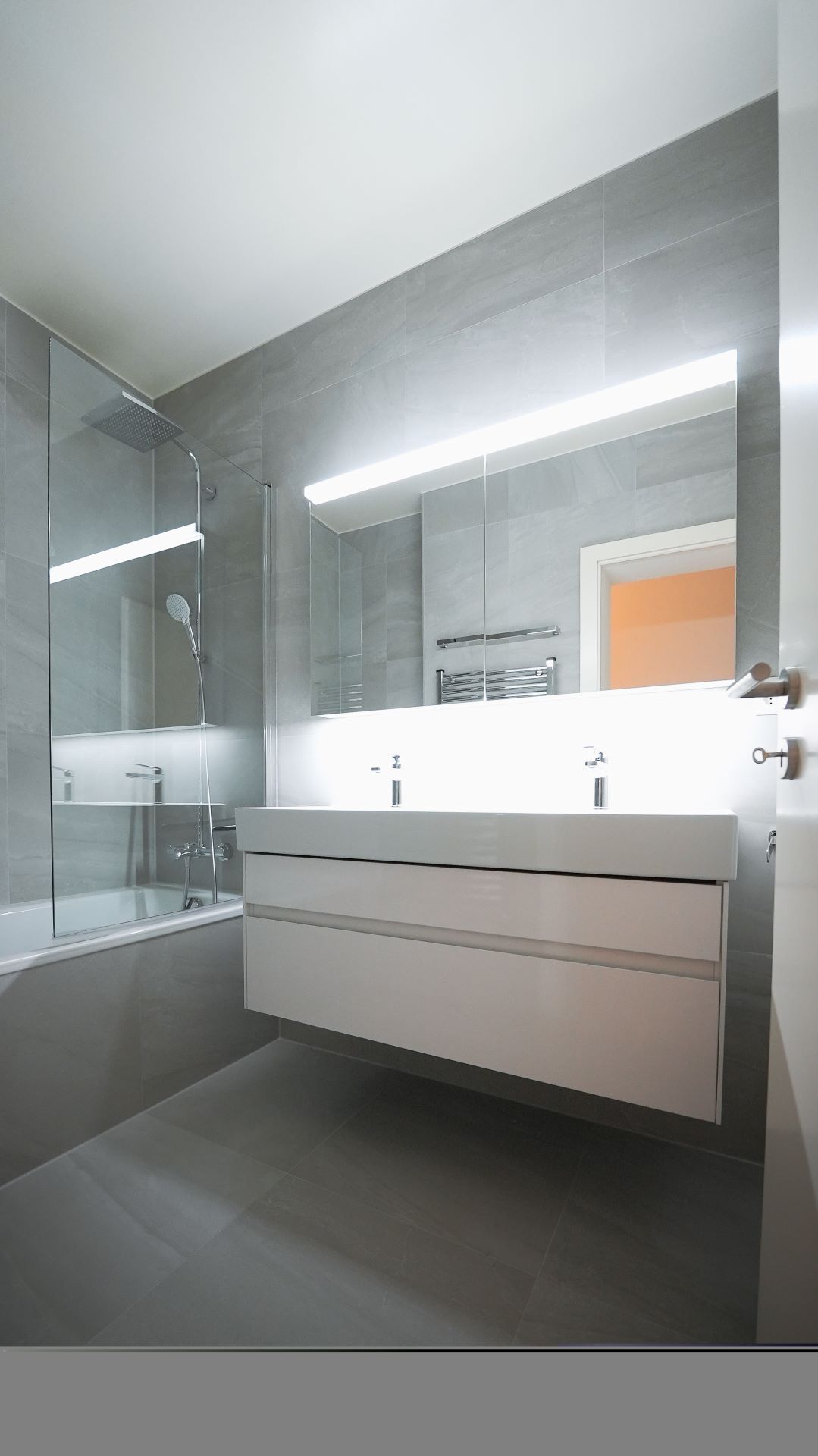 Modernes Badezimmer mit Walk-in-Dusche und großem Spiegel