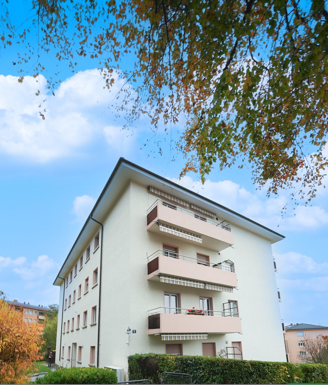 Mehrfamilienhaus mit Balkonen