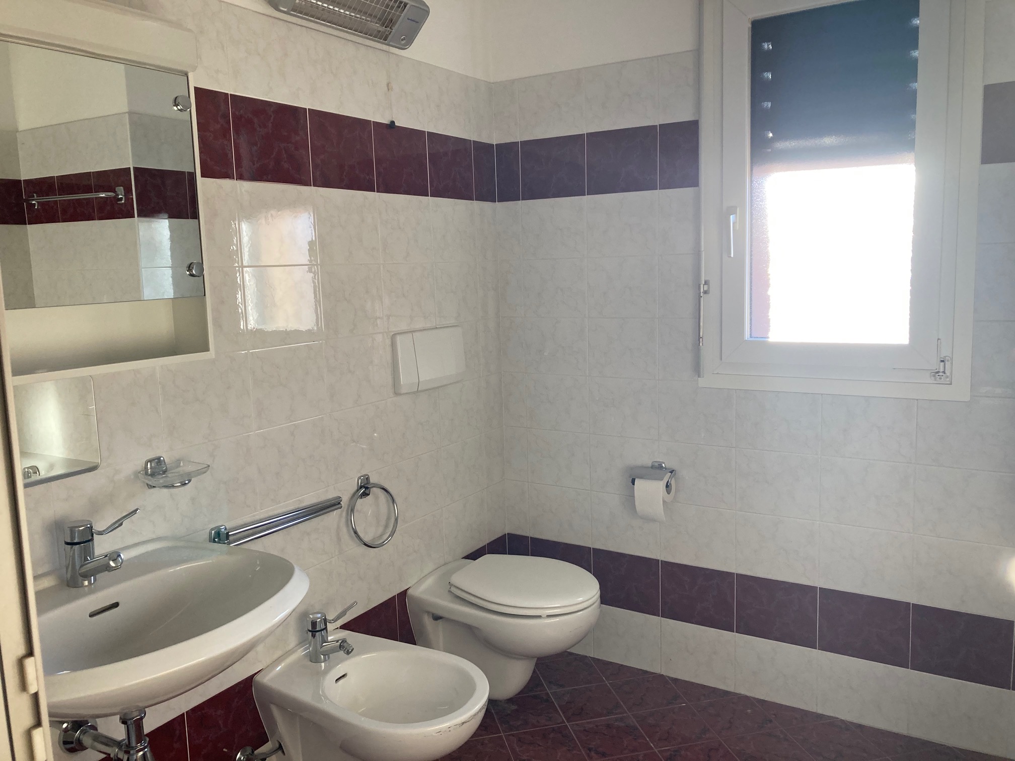 Badezimmer mit Fliesen und Fenster