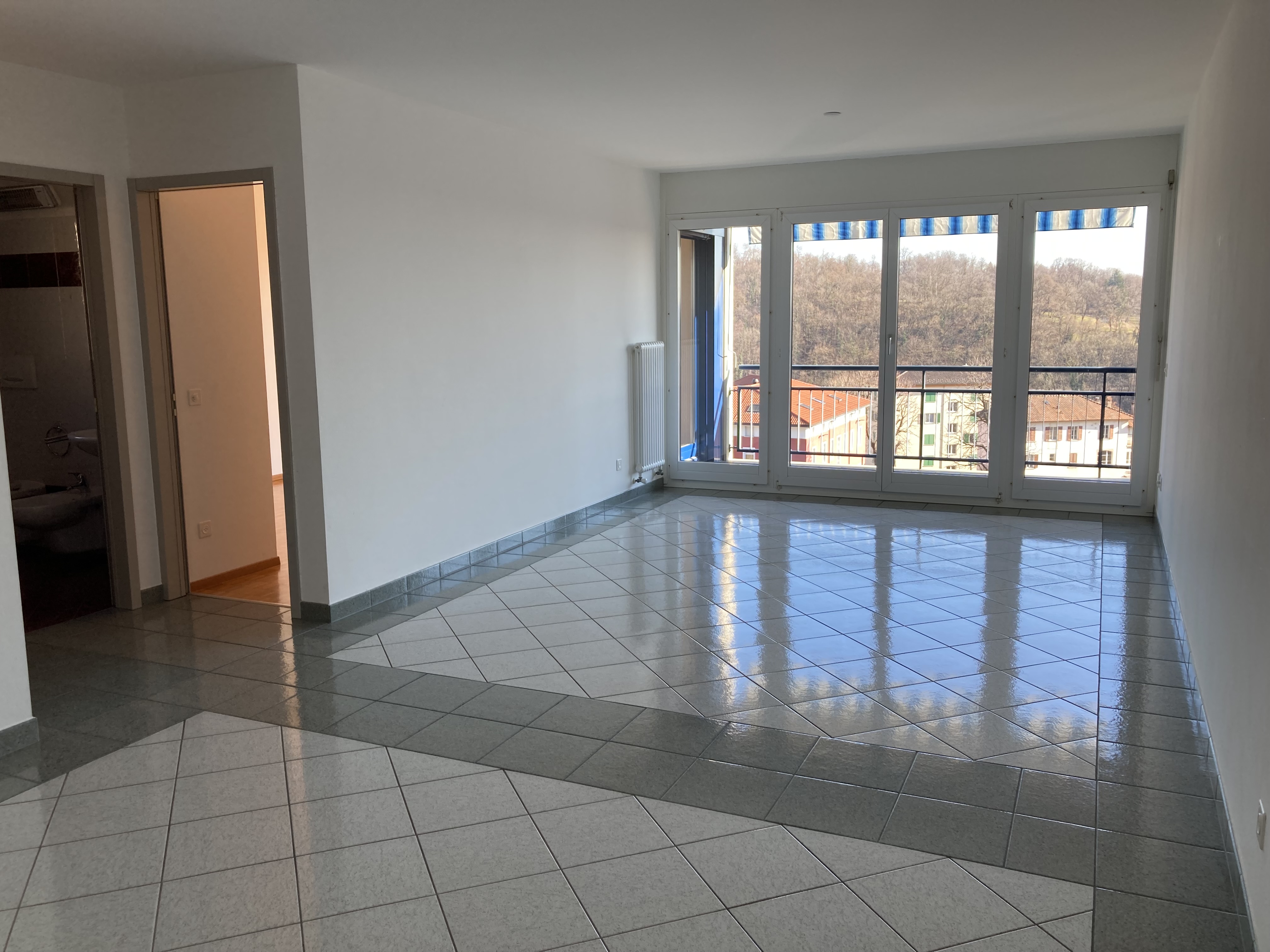 Heller Wohnraum mit Balkonblick