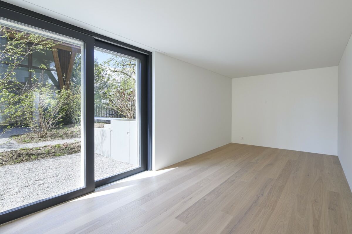 Leerer heller Raum mit großer Fensterfront