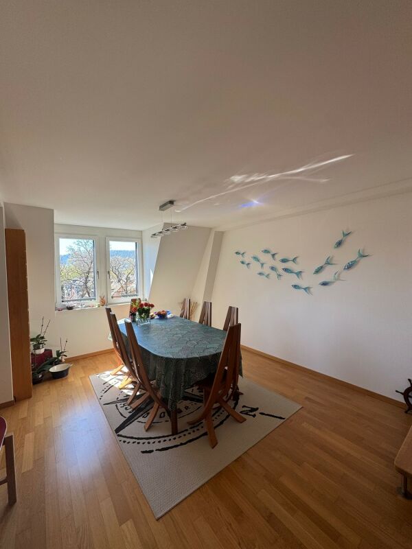 Esszimmer mit Holztisch und Fischdeko