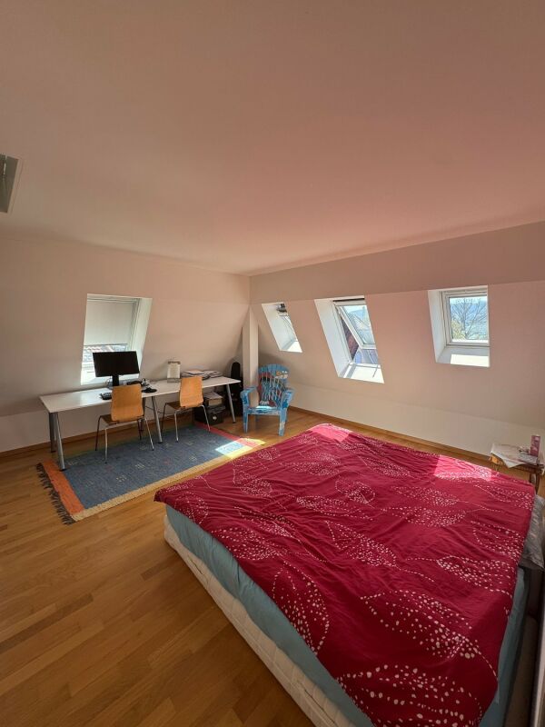 Schlafzimmer mit Arbeitsbereich