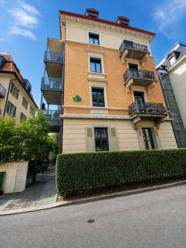 Historisches Mehrfamilienhaus mit Balkonen